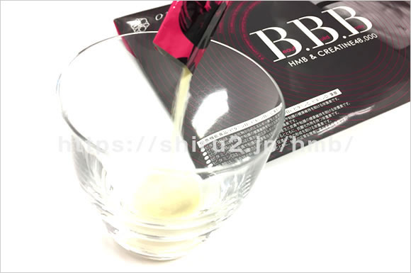 BBB（トリプルビー）を飲む女性