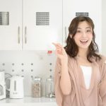 糖質制限レシピをタブレットで見ている女性